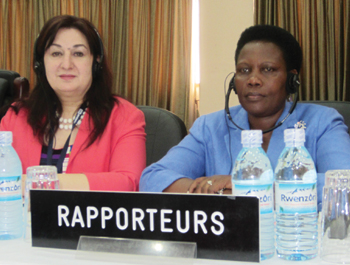 Photographie de la sénatrice Salma Ataullahjan en compagnie de la corapporteure Paula Turyahikayo de l’Ouganda, lors de la 126e Assemblée de l’UIP à Kampala en 2012