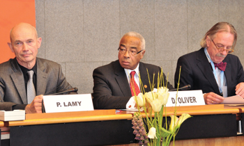 Photographie de Pascal Lamy, Directeur général de l’OMC, en compagnie du sénateur Donald H. Oliver, président du Groupe canadien de l’UIP, et de Anders B. Johnsson, secrétaire général de l’UIP, lors de la Conférence parlementaire sur l’OMC en 2011