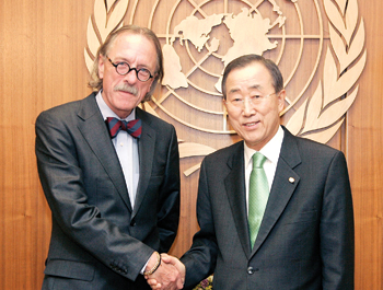 Photographie de Anders B. Johnsson, secrétaire général de l’UIP, en compagnie de Ban Ki-moon, secrétaire général de l’ONU, en 2009, à New York