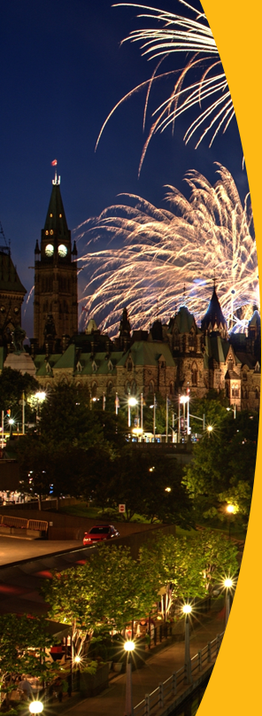 le ciel derrière le Parlement rempli de feux d'artifices en célébration du 150e anniversaire.