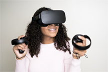 Femme portant des lunettes de réalité virtuelle