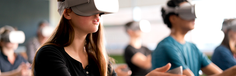 Image d’étudiants portant des lunettes de réalité virtuelle en classe
