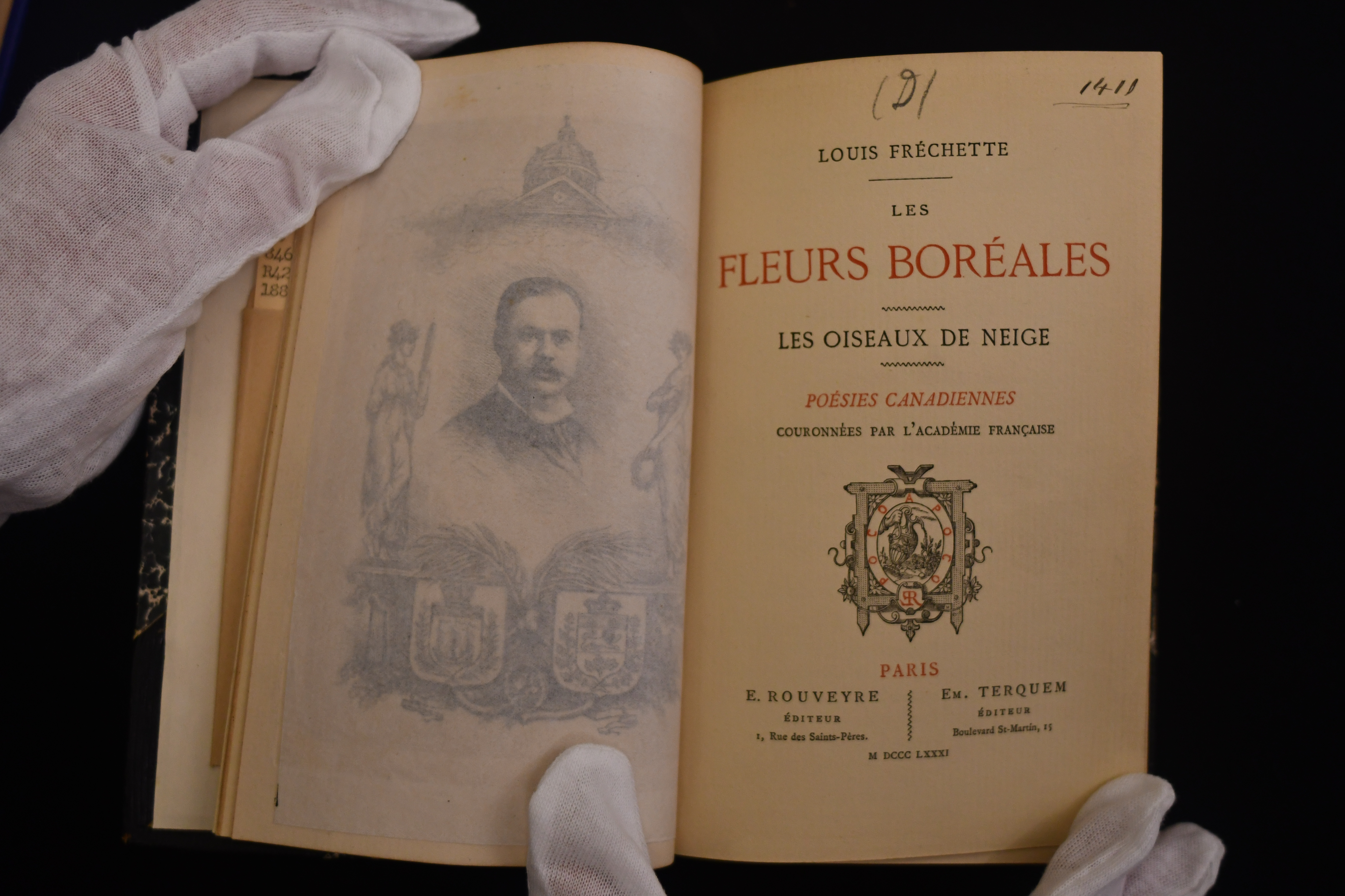Une feuille de papier tamponné sépare la gravure du portrait de Louis Fréchette, à gauche, et la page titre à droite. 