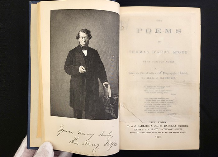 livre ouvert montrant une gravure en encre d’un portrait de Thomas D’Arcy McGee à gauche et la page de titre à droite