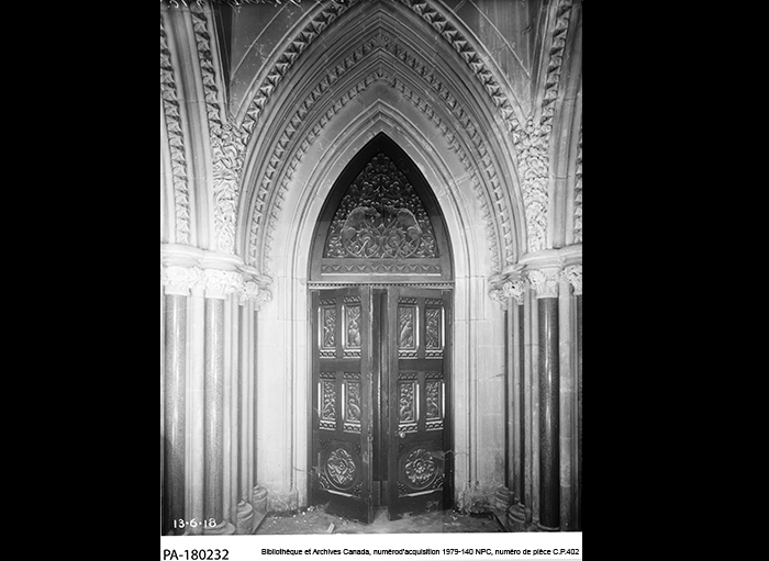 Photo en noir et blanc de l'entrée de la bibliothèque en 1908.