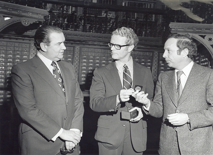 Yvon Gariépy présente la pièce commémorative du 100e à Erik  Spicer et Gilles Frappier en 1976